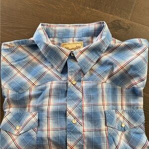 Wrangler men’s Blue and Red Plaid Button Down Shirt